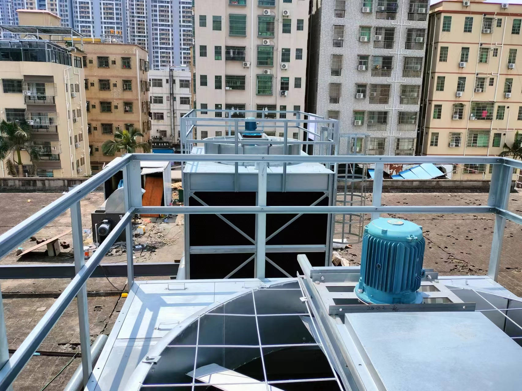 東菀方形玻璃鋼冷卻塔有什么特點(diǎn)及組成部分,玻璃鋼無(wú)風(fēng)機(jī)方形冷塔廠家